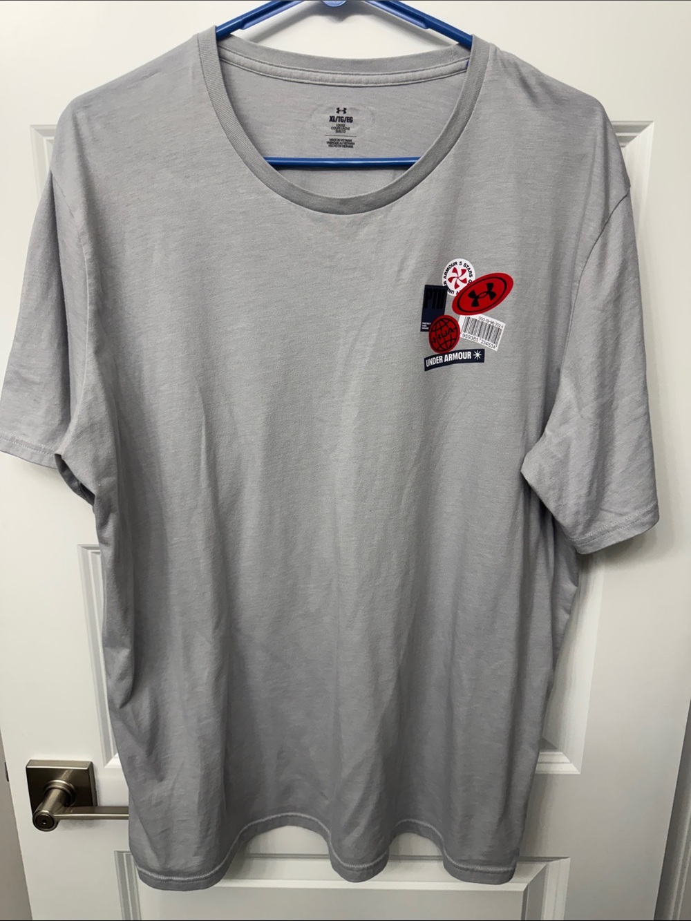Under Armour Men’s Light Gray Graphic Patch Short Sleeve Tee